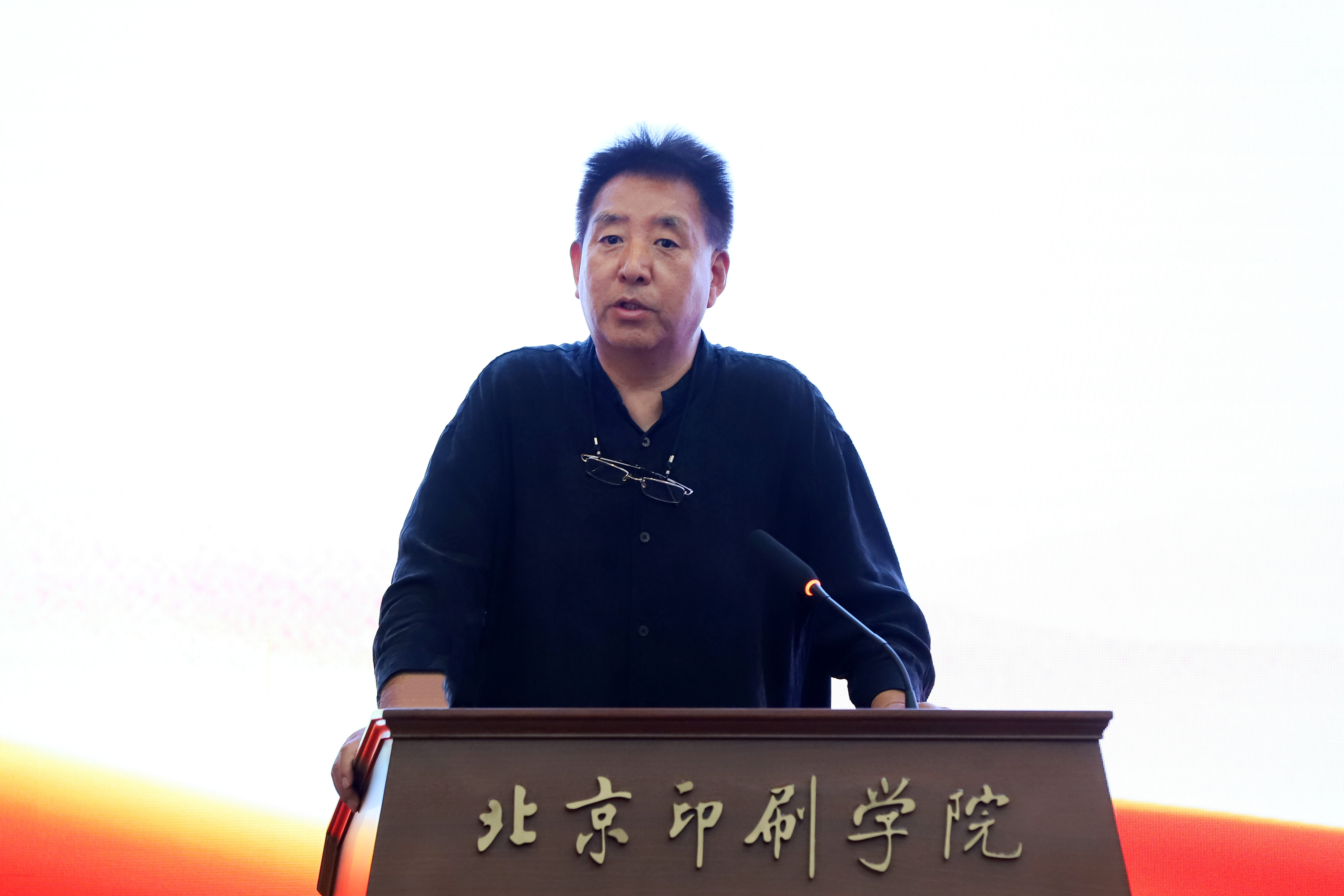 闫东.jpg 闫东.jpg
